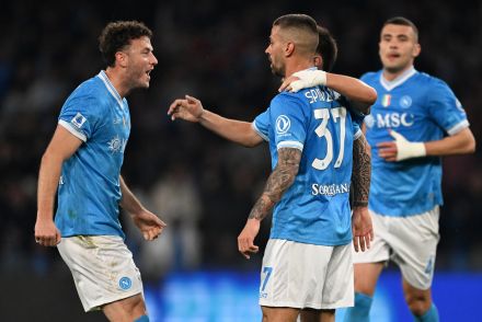 Leonardo Spinazzola with Napoli teammates