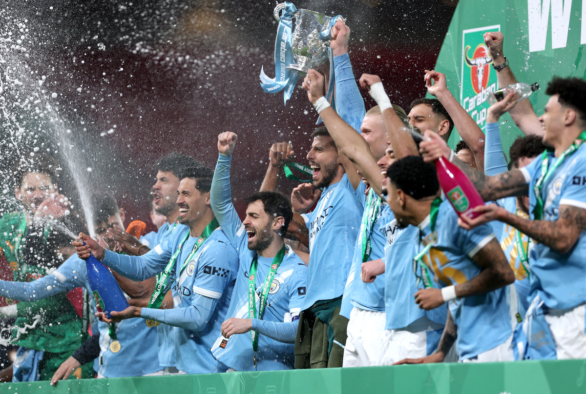 Bernardo Silva lifting the Carabao Cup