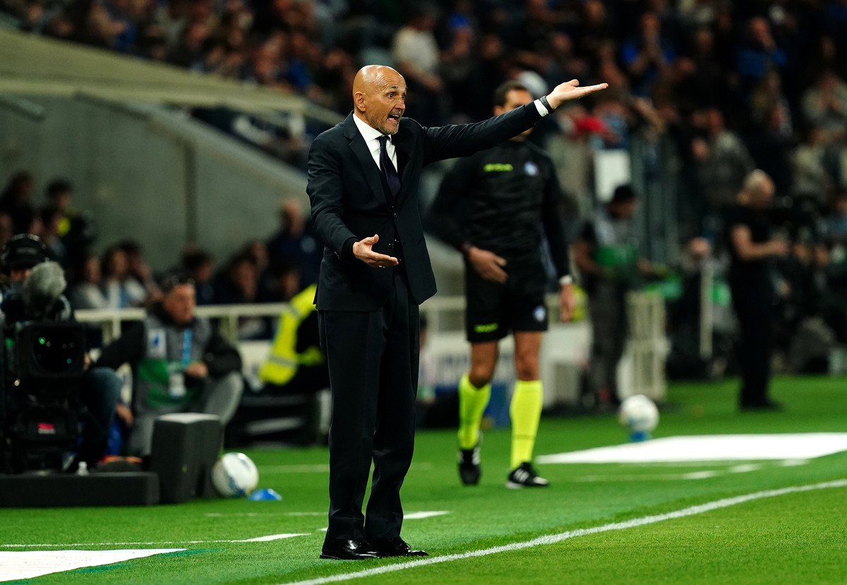 Luciano Spalletti giving instructions