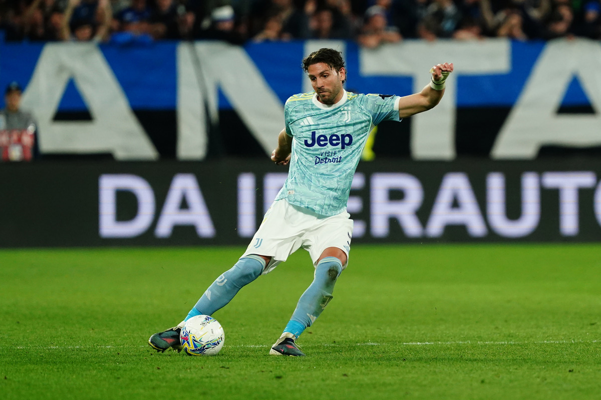 Manuel Locatelli kicking the ball