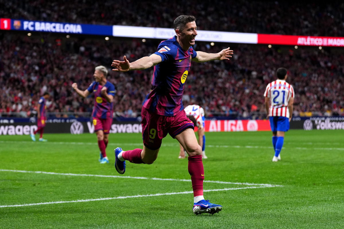 Robert Lewandowski celebrates scoring against Atletico Madrid