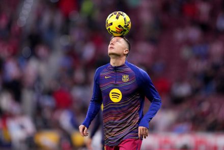 Robert Lewandowski warming up