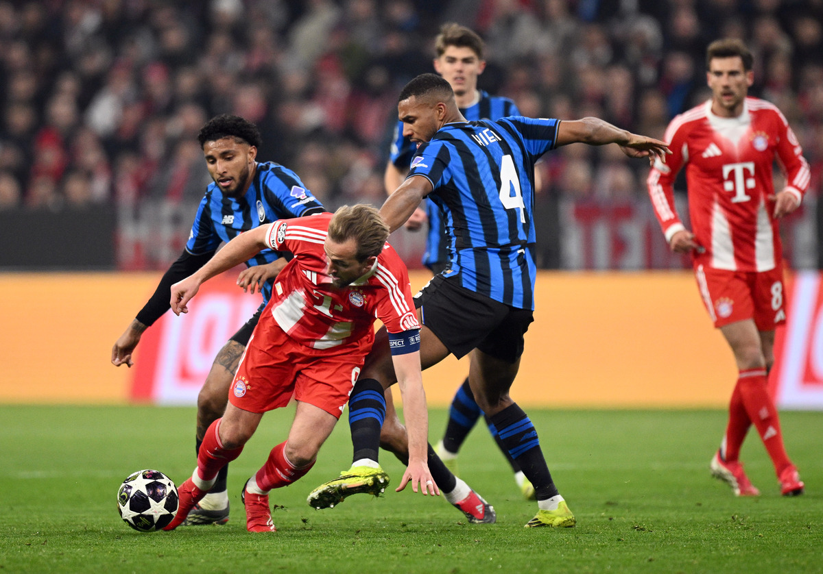 Harry Kane battling with Isak Hien and Ederson