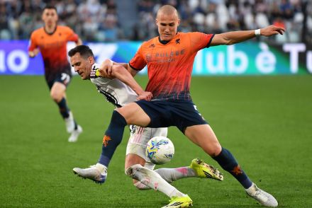 Arek Milik in action against Genoa