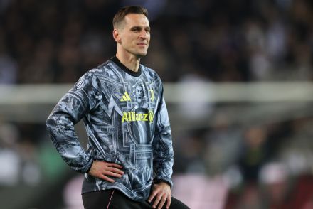 Arek Milik looking on