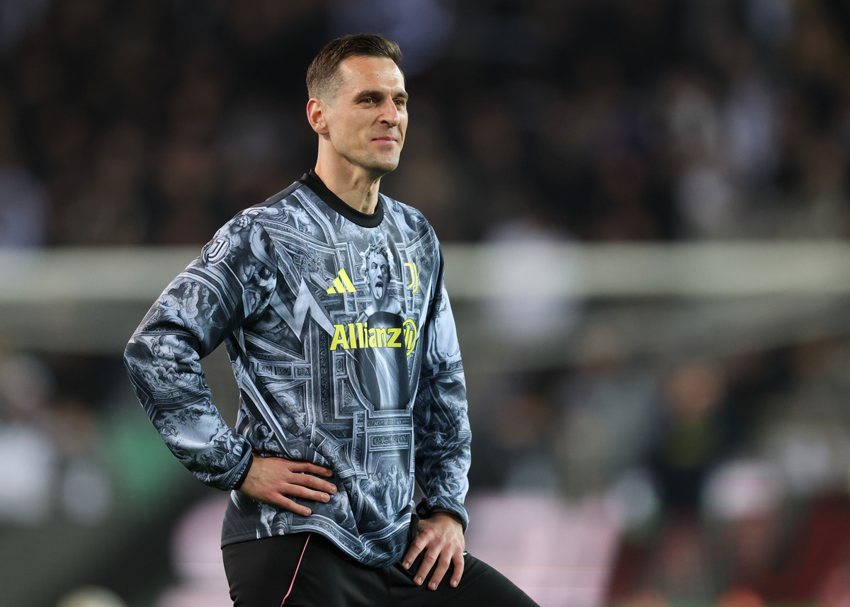 Arek Milik looking on