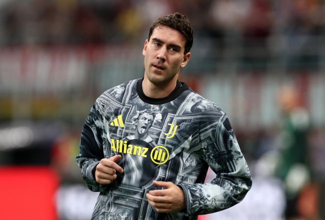 Dusan Vlahovic warming up