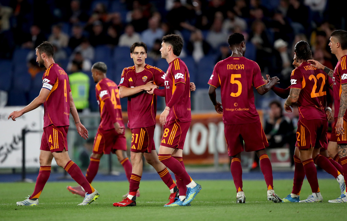 Nicolo Pisilli with Roma teammates