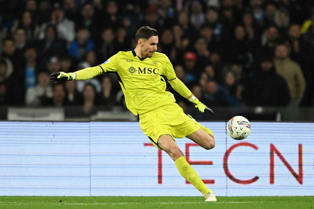 Alex Meret in action for Napoli