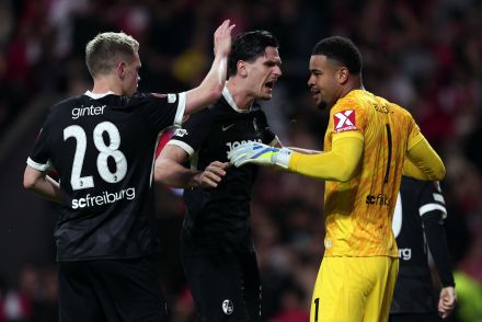 Noah Atubolu celebrating with Freiburg teammates