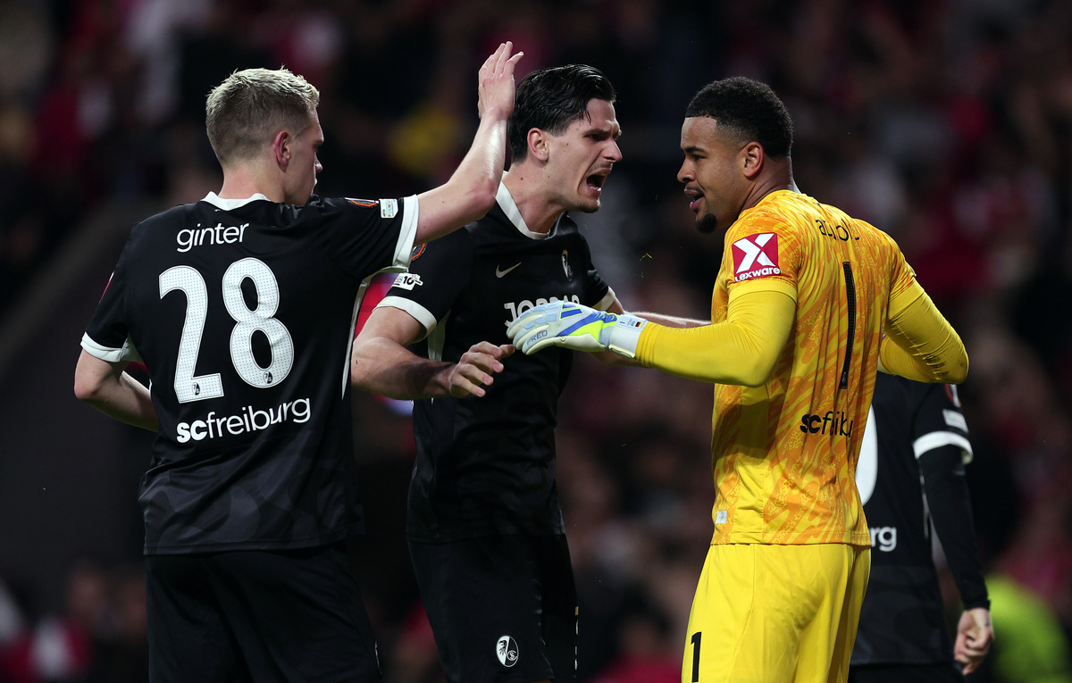 Noah Atubolu celebrating with Freiburg teammates