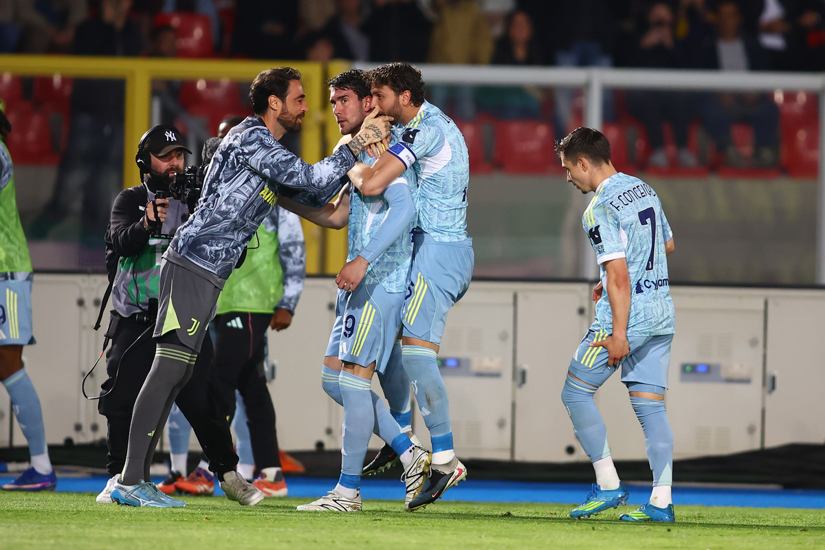 Dusan Vlahovic celebrates his goal against Lecce with his Juventus teammates