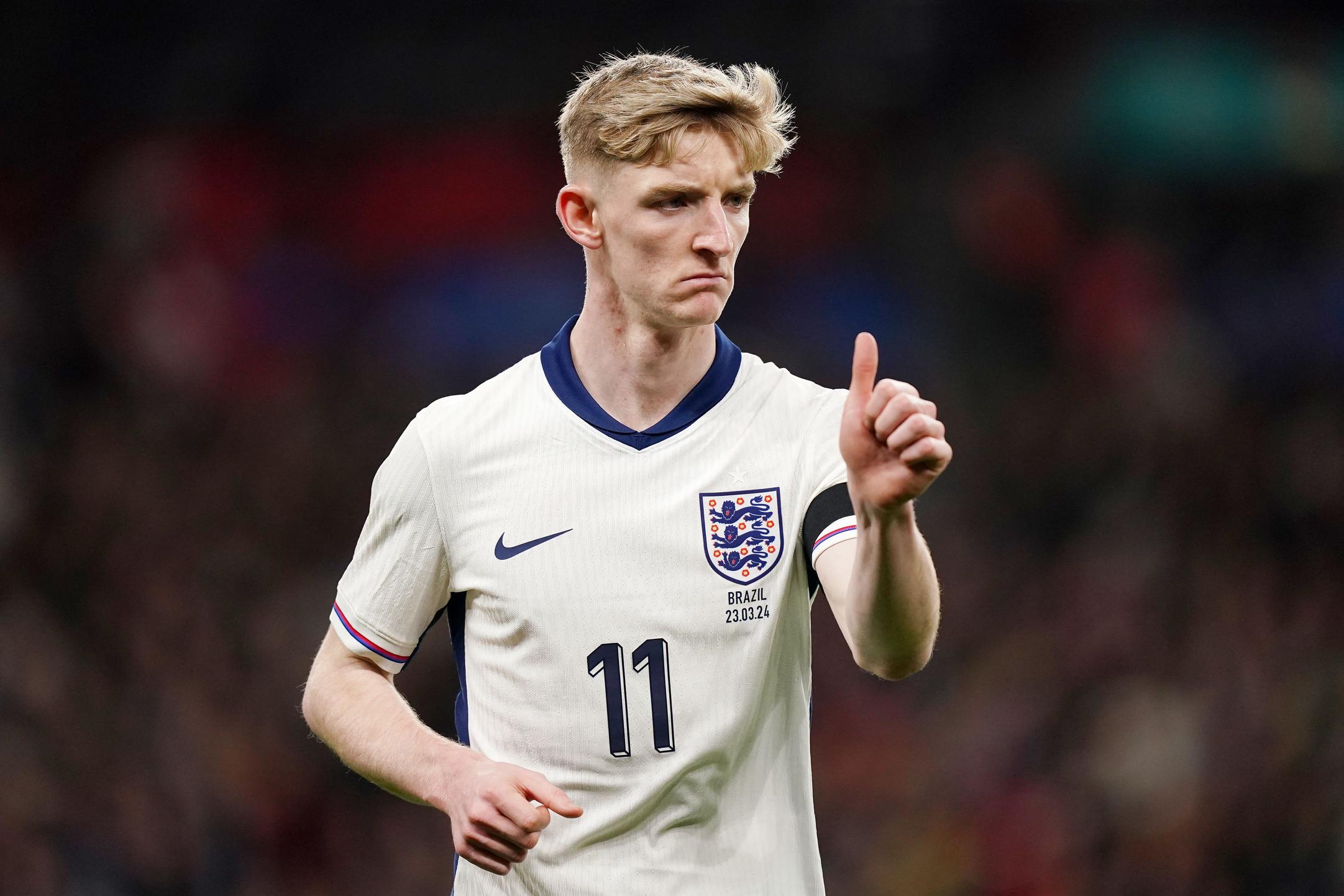 Anthony Gordon com o uniforme de futebol da Inglaterra fazendo um gesto de positivo.