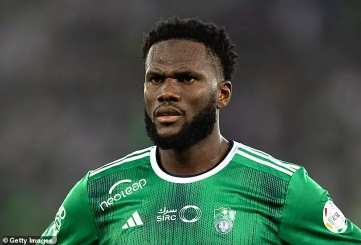 Franck Kessie in a green Al Ahli jersey during a match.