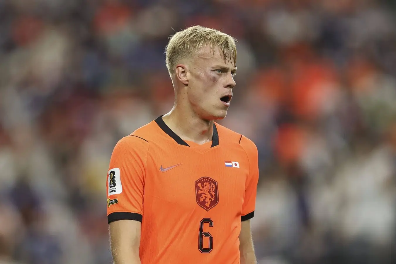 Jan Paul van Hecke veste uma camisa laranja do futebol holandês durante uma partida.