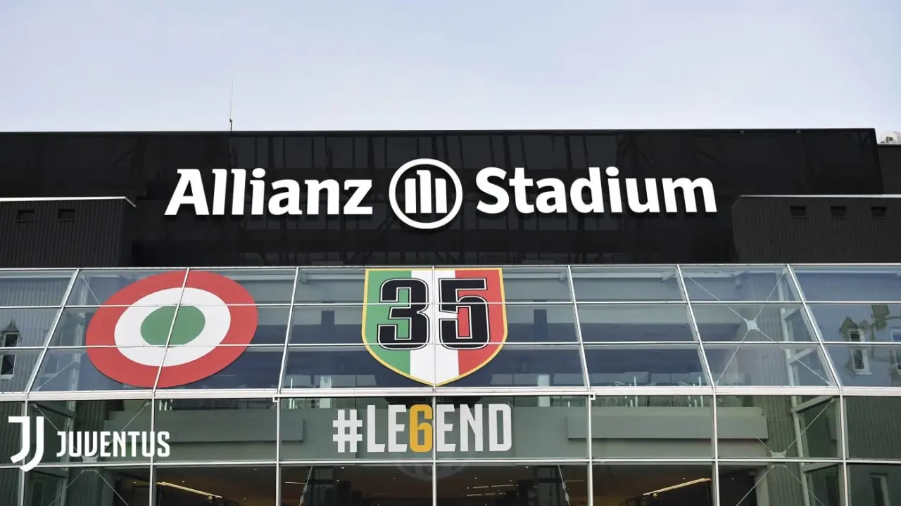 Vista externa do Allianz Stadium com logotipo da Juventus e elementos decorativos.