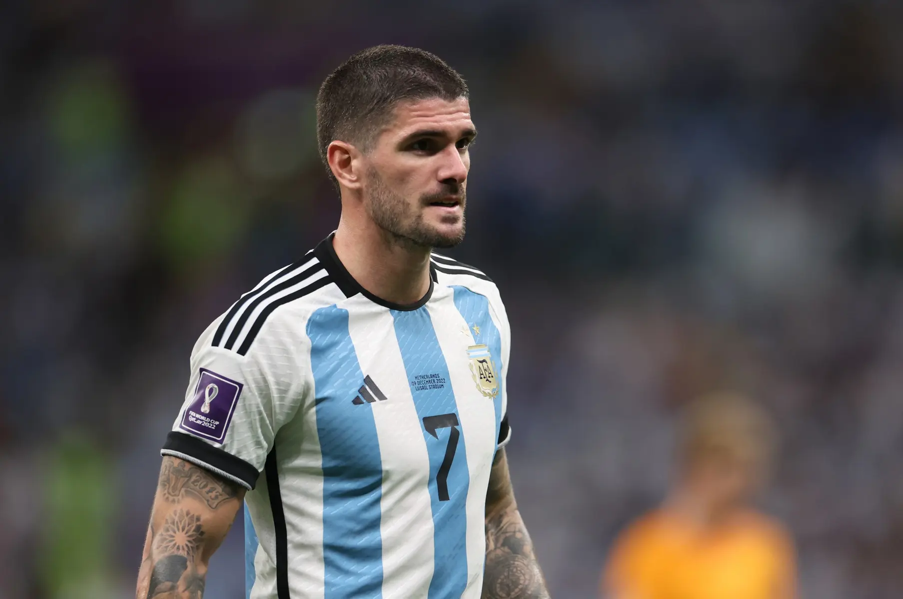 Rodrigo De Paul com camisa da seleção argentina durante partida.