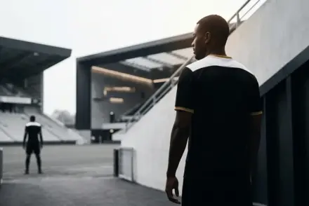 Silhouetted football defender in a monochrome stadium scene representing Juventus' agreement for Jhon Lucumí