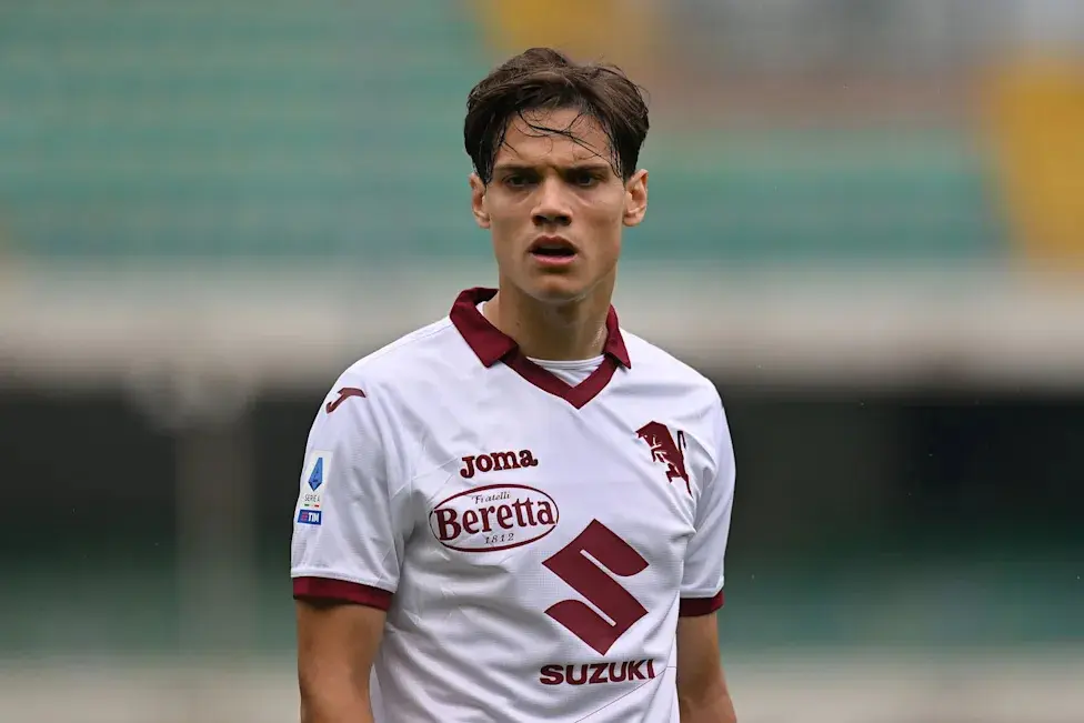 Samuel Ricci vestindo uma camisa branca do Torino FC com detalhes marrons em uma partida da Série A