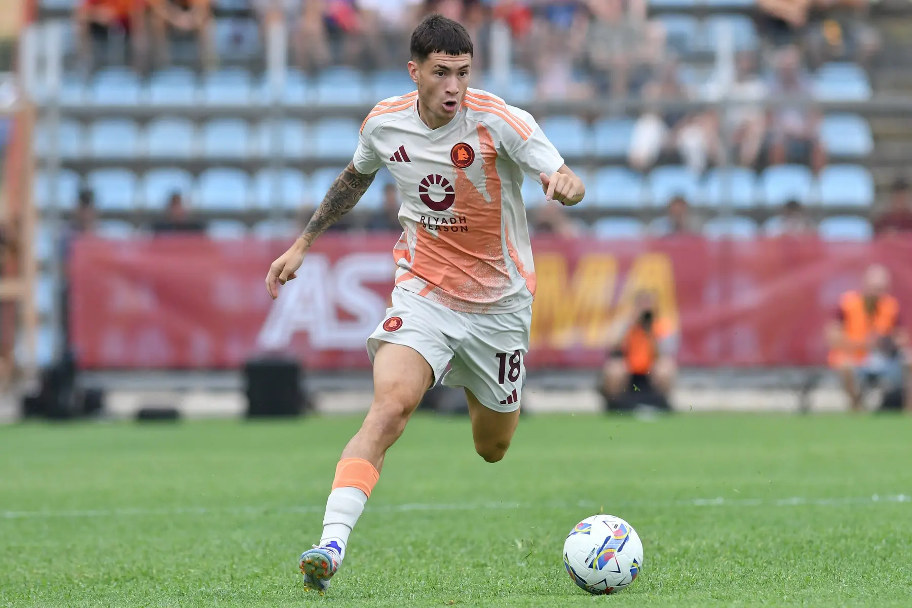 Matias Soulé in an AS Roma kit dribbling a soccer ball during a match