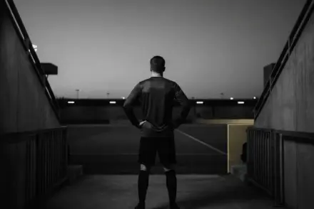 Faceless footballer in a stadium tunnel symbolizing Chiesa’s blocked transfer move to Inter